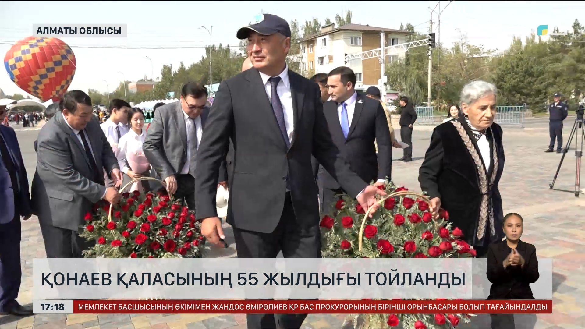 Ескі лесбиянка мен жастың порносы Үйдегі секс туралы бейнелерді қараңыз