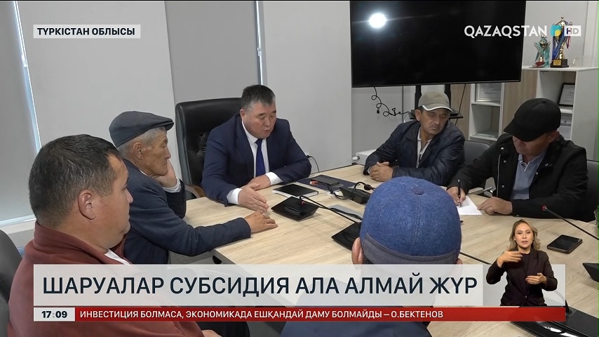 Өкше киген жалаңаш брюнетка