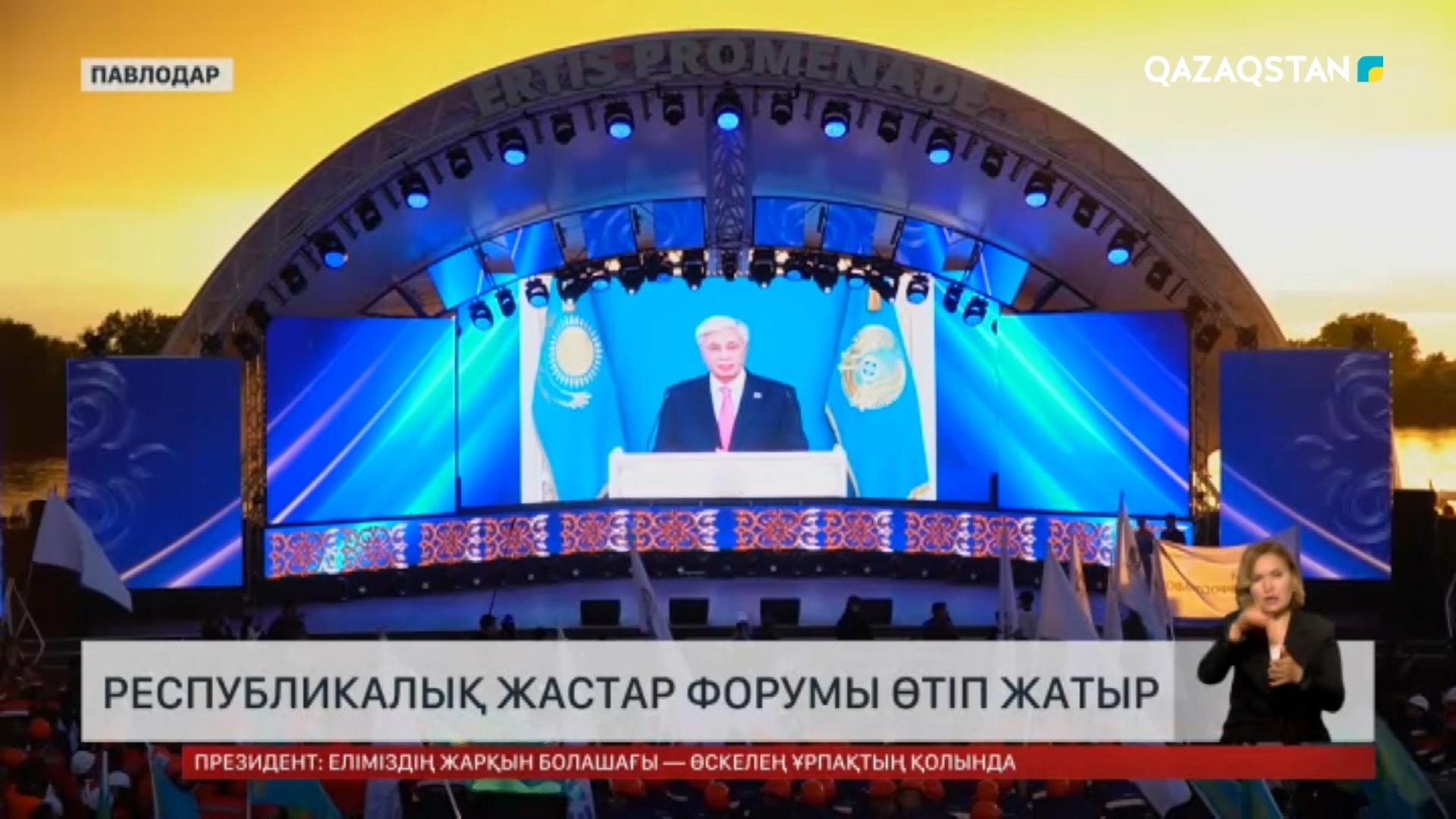 Жастар шешініп жатыр Жастар шешініп жатыр