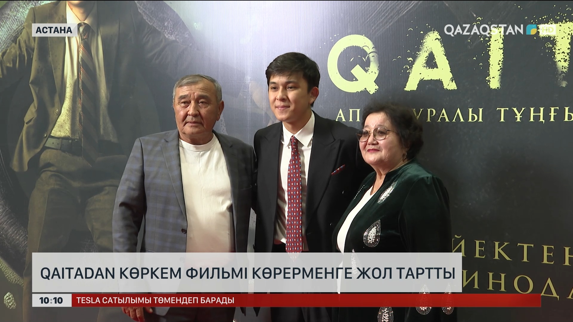 Қара әйел бөксесімен билейді