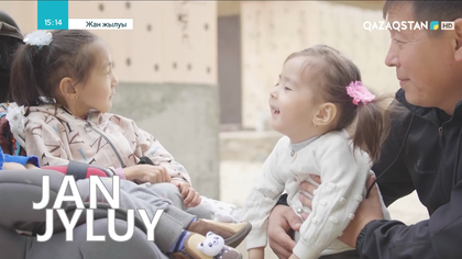 Үш бүлдіршіні бірдей қадам басып жүре алмайтын ана қандай әрекеттер жасап жүр?