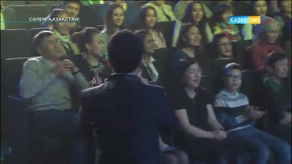 Нұржан Керменбаев «Сәлем, Қазақстан!» жобасында тыңдармандармен бірге «Егіз-лебіз» әнін орындады