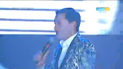 «Сәлем, Қазақстан». Ақылбек Жеменей көрермендермен «Қызыл өрік» әнін орындады