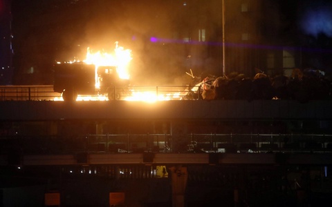 Гонконгта шерушілер жаяу жүргіншілер көпірін өртеп жіберді