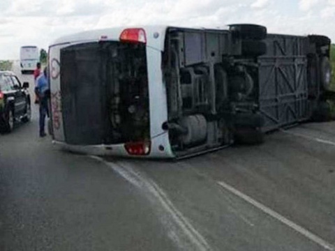 Доминиканда туристік автобус апатқа ұшырап, бір адам екі қолынан айырылды