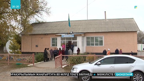 Алматы облысындағы Еңбек ауылының мектеп оқушылары дәлізде сабақ оқуға мәжбүр