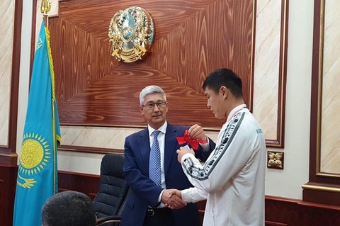 Бекзат Нұрдәулетовке екі бөлмелі пәтер сыйға берілді