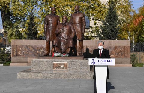 Президент Семейдегі «Ұлы ақын Абай ұлдарымен» ескерткішінің ашылу рәсіміне қатысты