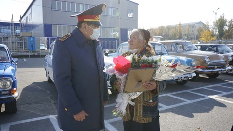 60 жыл бойы жол ережесін бұзбаған әжеге полиция құрмет көрсетті