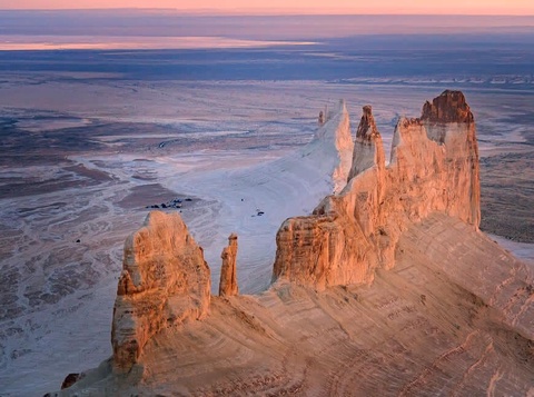 «Бозжыра емес». Тоқаевтың баспасөз хатшысы қонақ үй үшін басқа орын таңдалады деді