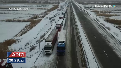 «Нұр жолы» кеден бекетіндегі кептелісте 3 айдан бері тұрғандар бар