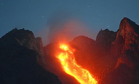 Индонезияда Мерапи жанартауы атқылады