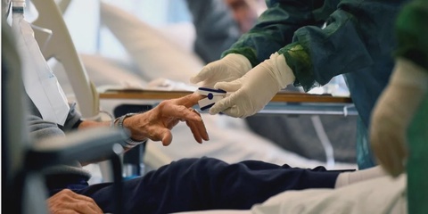 101 жастағы нидерландтық әжей коронавирусты жеңіп шықты