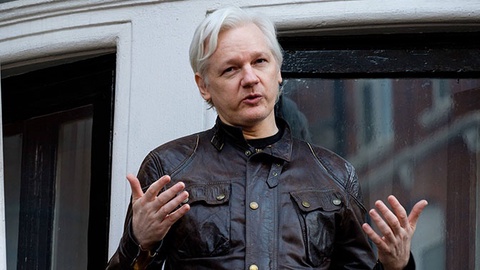 Джулиан Ассанж Лондондағы Эквадор елшілігінде болған уақытта екі мәрте әке атанған