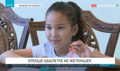 Маңғыстауда қос қолымен қатар жазатын 10 жасар қыз тұрады