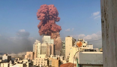 Ливан астанасы Бейруттағы теңіз портының базасында бірнеше қатты жарылыс болды (ВИДЕО)