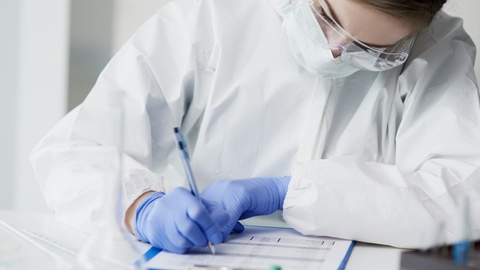 Коронавирус жұқтырған 2 мыңнан астам медқызметкер өтемақы алды