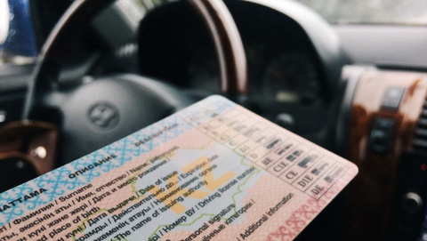 Енді жүргізуші куәлігін алып жүру міндетті емес - Парламент заңды қабылдады
