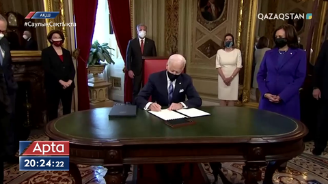 Қызметіне кіріскен Байден бірден 15 жарлыққа қол қойған