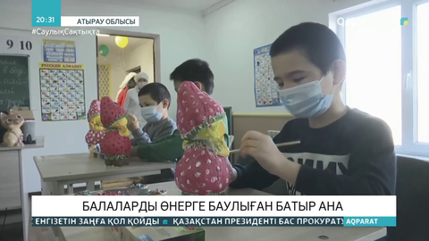 Көпбалалы ана гипстен түрлі бұйымдар жасауды ауыл балаларына үйретіп жүр