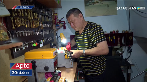 Елордадағы етікші шеберханасының дәлізіне ашық кітапхана жасап қойған