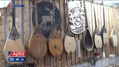 Ең қымбаты 1 млн теңге: Алматылық шебер 3 жылда мыңға жуық домбыра жасады