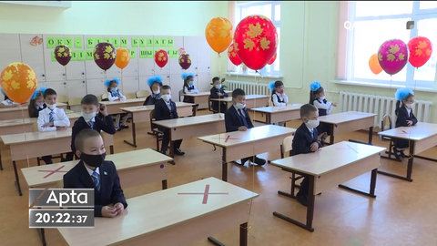 Жаңа оқу жылында оқушылар мектепке барып оқиды