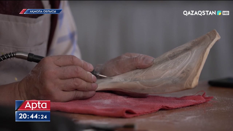 Бектас Кәрімұлы малдың жауырын сүйегіне сурет салады