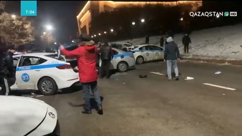 Алматыда шеруге шыққандар журналиске шабуыл жасады
