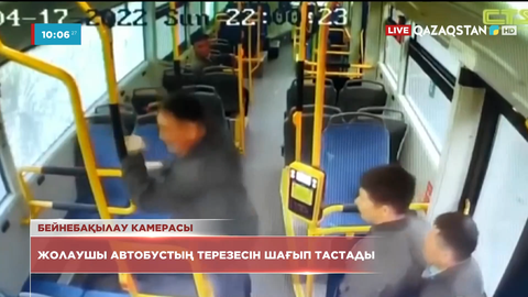 Елордада жолаушы автобустың терезесін шағып тастады