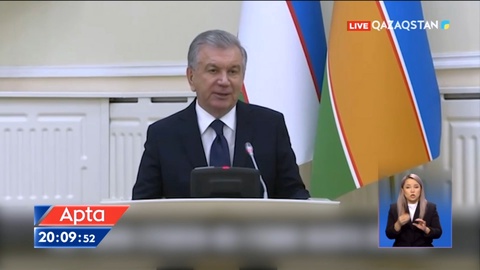 Өзбекстан президенті Конституцияның дау тудырған баптарын өзгеріссіз қалдыруды ұсынды