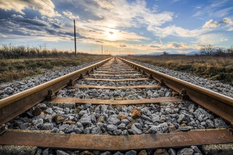 Әкелеріне бармақ болған: Жамбыл облысында екі бала жүк пойызынан секіріп кетті