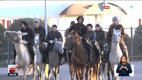 Жетісу облысындағы Сарыбұлақ ауылының бір топ жігіттері аудан әкімінің сайлауына салт келді