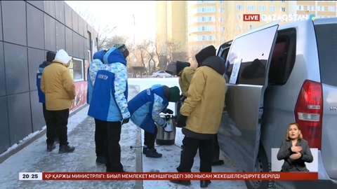 Елордалық еріктілер тұрғындарға ыстық шай таратты