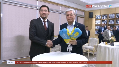 Қасым-Жомарт Тоқаевқа кәсіпқой бокстан әлем чемпионы Жәнібек Әлімханұлы бокс қолғабын сыйға тартты