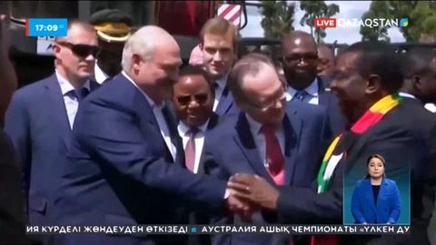 Беларусь президенті Александр Лукашенко әріптесіне трактор сыйлады