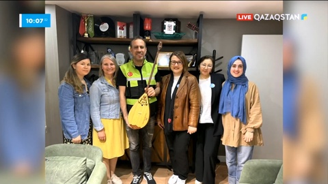 Димаштың түркиялық тыңдармандары домбыра сыйлады