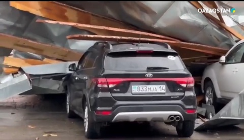 Павлодарда сауда үйінің төбесі құлап, екі адам зардап шекті