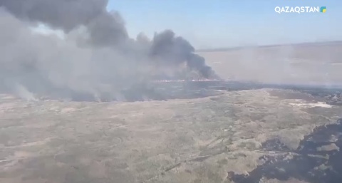 Атыраудағы Каспий жағалауында тағы да қамыс өртеніп жатыр