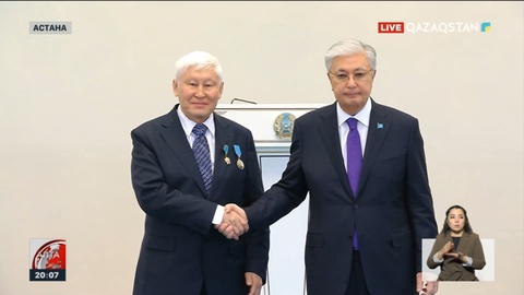 Президент мемлекеттік наградалар мен сыйлықтарды табыстады