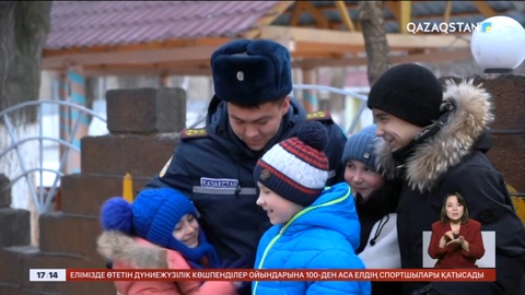 Таразда өрт сөндірушілер балаларды құттықтады