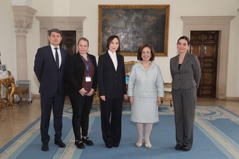 Серб тіліндегі қазақ ертегілері Сербияның тәж ханшайымы қорына сыйға тартылды