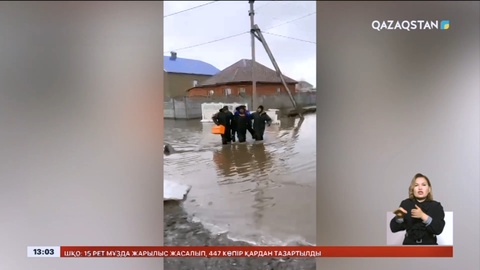 Ақтөбе облысында құтқарушылар науқасты су басқан көшеден арқалап шығарды