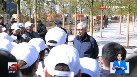 Президент Қасым-Жомарт Тоқаев қалалық сенбілікке қатысып, ағаш отырғызды