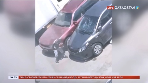 Алматыда балалар тұрақтағы көлікті қиратқан