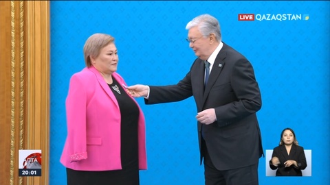 Жалғыз қолымен қапшыққа құм толтырып, ерлерге тамақ әзірлеген ерікті марапатталды