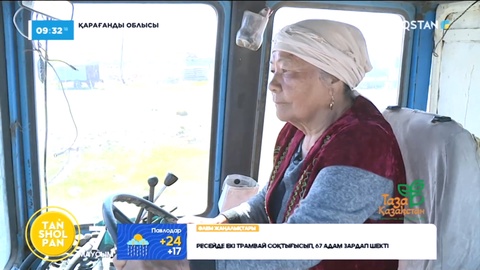 Қарағандылық 72 жастағы әже тракторымен аула тазалап, эко-акцияға белсене атсалысып жүр