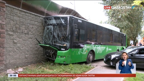 Алматыдағы автобус апаты: Екі жолаушының жағдайы ауыр