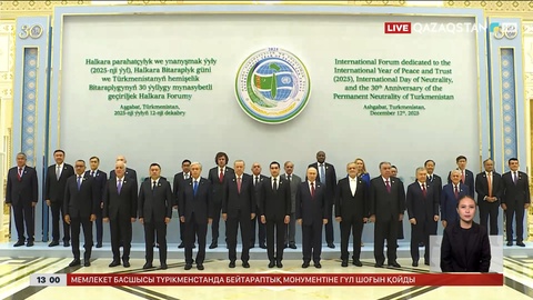 Президент Ашхабадтағы Бейтараптық монументіне гүл шоғын қойды