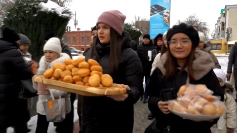 Петропавлда белсенді жастар көшеде бауырсақ үлестірді